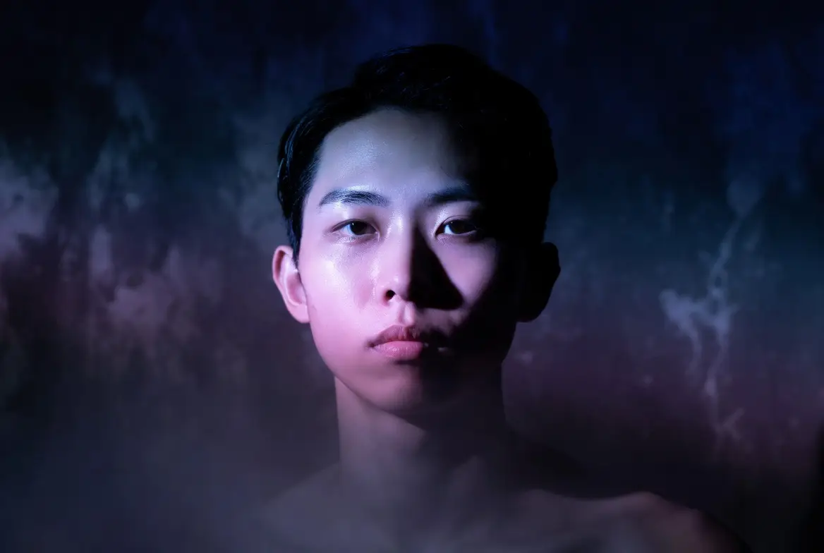 高级专辑封面人像，搭配合宜灯光与沉郁的居中布局